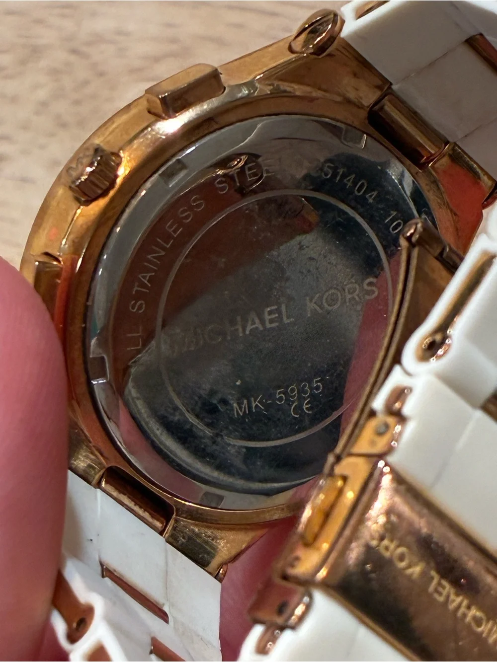MICHAEL KORS WYATT GOLD TONE,WHITE SILICONE WRAPPED BAND WATCH-MK6171 VERY NICE!